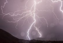 В Житомирській області згорів будинок від удару блискавки