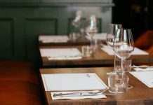 Токіо пом’якшує карантин: ресторанам дозволять продавати алкоголь