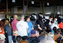 У Словаччині противники вакцинації штурмували парламент. Поліція застосувала газ