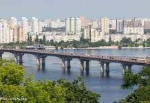 У Києві на мосту Патона прорвало трубу