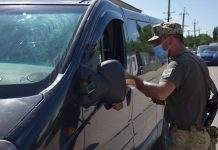 Доба у черзі: прикордонники РФ тримають людей на кордоні в Луганській області