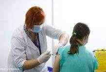 Чи можна вживати алкоголь після COVID-щеплення та мочити місце уколу: відповідь МОЗ