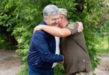 Порошенко привіз в Авдіївку комплект відеорозвідки для 72-ої бригади