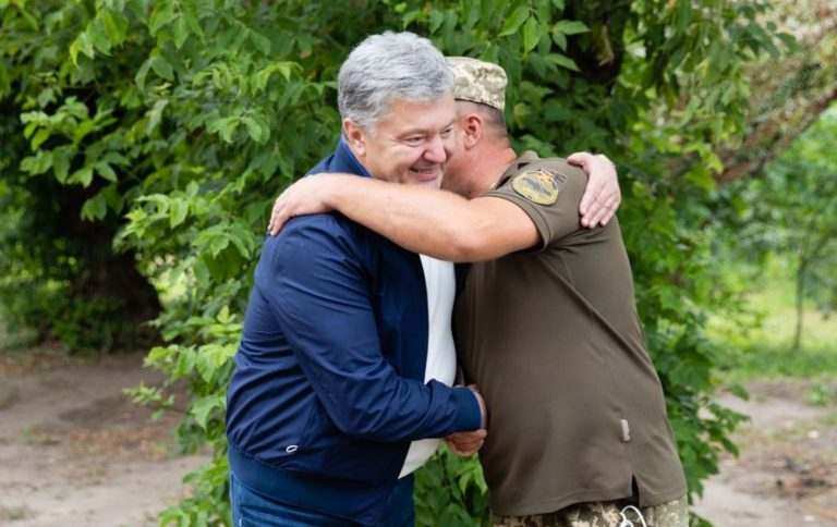 Порошенко привіз в Авдіївку комплект відеорозвідки для 72-ої бригади