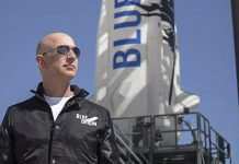 Найбагатша людина на Землі здійснила політ в космос, екіпаж Безоса вже повернувся