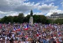 Масові акції та сутички: французи вийшли на протести проти “паспортів здоров’я”