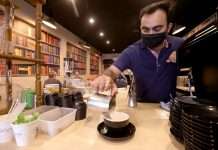 Шотландія послаблює карантинні обмеження, але маски не знімає