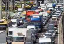 Через рекордну спеку Київ знову закрили для вантажівок