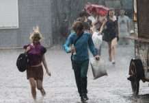 Київ накрила гроза зі шквалом: вулиці столиці затопило, а вітер завадив відпочинку киян