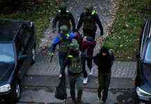 У Білорусі затримали голову і співробітників правозахисного центру “Весна”