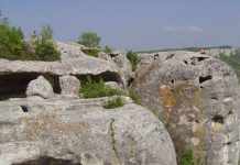 У печерному місті в Криму через паводки застрягли 18 туристів