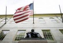 Гарвардського професора розкритикували за слова про дві статі