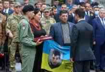 Зеленський вручив Зірки Героя України сім’ям загиблих добровольців