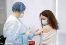 США схвалять третю дозу вакцини від коронавірусу для осіб з ослабленим імунітетом