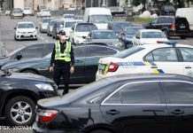 Перекриття руху у Києві: у місті водій наїхав на поліцейського