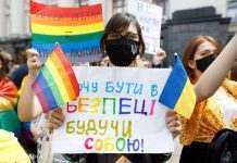 Кидали димові шашки в колону: в Одесі на ЛГБТ-акції затримали близько 20 осіб