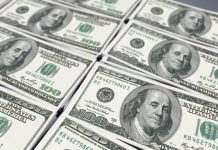 Курс долара впав до річного мінімуму