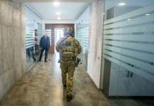 Чиновників міськради Миколаєва підозрюють у розкраданні. Один з них хотів втекти з країни