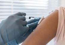 У Литві нещеплених від коронавірусу планують позбавити лікарняних