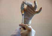 Китай вперше випробує змішану вакцину від COVID