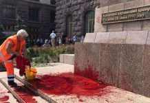 У Києві вандал облив фарбою флагшток біля КМДА. Порушено справу