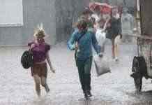 В Одесі сильна злива затопила вулиці: відео наслідків негоди