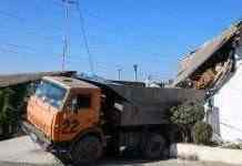 У Дніпрі вантажівка протаранила житловий будинок, частина будівлі обрушилася