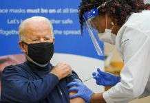 Байден планує зробити третє COVID-щеплення
