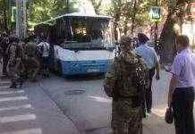 Біля будівлі ФСБ у Криму затримали 40 осіб