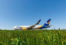 Літак з Туреччини здійснив вимушену посадку в Росії