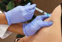 У Британії запропонують зробити третю дозу COVID-вакцини людям з ослабленим імунітетом