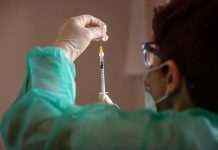 У Великобританії схвалили COVID-вакцинацію для підлітків