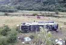 В Еквадорі пасажирський автобус впав у прірву, 11 загиблих