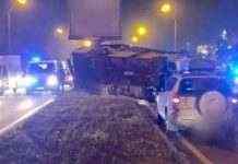 У Києві після зіткнення з легковим автомобілем перекинулася маршрутка