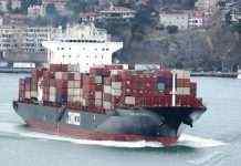 Загроза екологічної катастрофи: біля берегів Канади загорілося судно з хімікатами