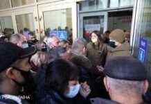 В Івано-Франківську охочі вакцинуватися заблокували медиків у прищепному центрі