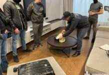 ДБР затримало керівника адвокатського об’єднання за вимагання у громадян 400 тис. доларів