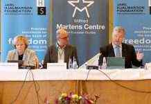 Захід має жорстко протистояти деструктивним діям Росії, – Порошенко