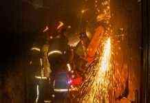 У Києві на Осокорках спалахнула масштабна пожежа