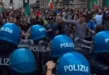 У Римі тисячі людей вийшли на акцію проти “паспортів здоров’я”. Поліція застосувала водомети