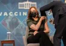 Віцепрезидент США щепилася додатковою дозою вакцини від коронавірусу