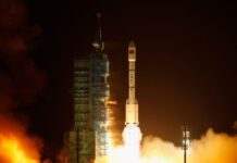 Китай на півроку відправив у космос трьох астронавтів