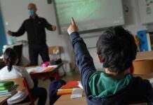 Школи Чернівців продовжать очне навчання