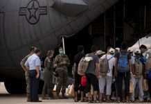 США відновлять евакуаційні рейси з Афганістану до кінця року, – WSJ