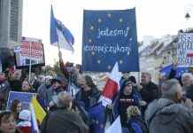 Десятки тисяч поляків вийшли на акції в підтримку членства Польщі в ЄС