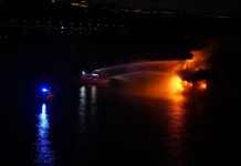 У Києві ліквідували пожежу в плавучому ресторані на Гідропарку