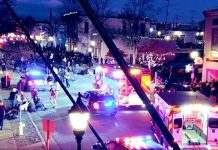 Автомобіль в’їхав у натовп на різдвяному параді у Вісконсині