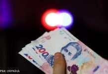 Середня зарплата в Україні за місяць впала майже на 200 гривень