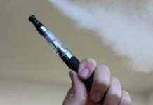 У Великій Британії лікарі збираються призначати електронні сигарети охочим кинути палити