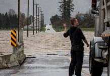 У Канаді майже 300 осіб в автомобілях застрягли в горах через зсуви